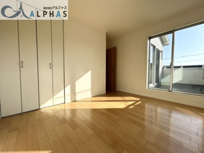 【洋室】 | 姫路市飾磨区細江　築浅一戸建て | 南側洋室にはたっぷりの採光が入り、お部屋の雰囲気を明るくしてくれます♪