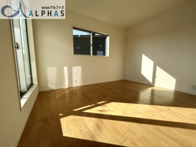 【洋室】 | 姫路市飾磨区細江　築浅一戸建て | 2階洋室6帖♪バルコニーから光が差し込み明るい雰囲気に♪