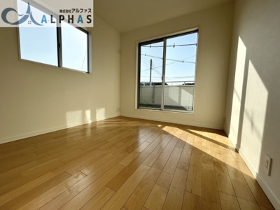 【洋室】 | 姫路市飾磨区細江　築浅一戸建て | バルコニーから光が差し込み明るい雰囲気に♪