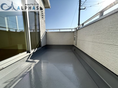 【バルコニー】 | 姫路市飾磨区細江　築浅一戸建て | 広々南向きワイドバルコニーにつき採光・通風良好です♪