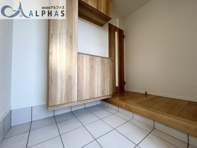 【玄関】 | 姫路市飾磨区細江　築浅一戸建て | 日の光が差し込む温かい雰囲気の玄関♪