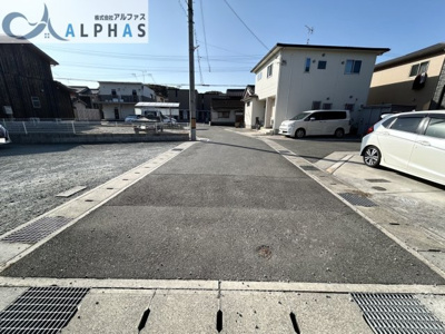 【前面道路含む現地写真】 | 姫路市飾磨区細江　築浅一戸建て | 前面道路幅員5ｍ以上の為、駐車がしやすい♪