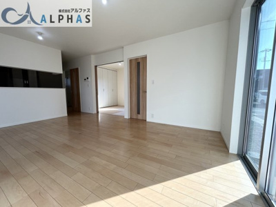 【居間・リビング】 | 姫路市飾磨区細江　築浅一戸建て | 南面ＬＤＫ＋和室仕切りを開放すれば約20帖の広々スペースになります♪