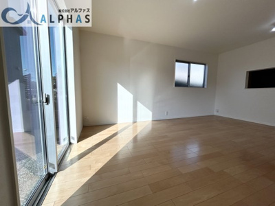 【居間・リビング】 | 姫路市飾磨区細江　築浅一戸建て | リビングが南西向きの為、毎日明るく過ごせます♪