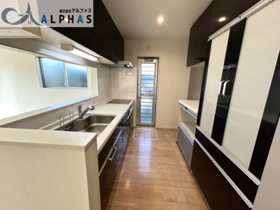 【キッチン】 | 姫路市飾磨区細江　築浅一戸建て | 火を使わないIHクッキングヒーターでお子様にも安心です♪