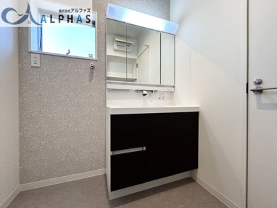 【独立洗面台】 | 姫路市飾磨区細江　築浅一戸建て | 忙しい朝の身支度も効率良くできるシャワー付き洗面化粧台♪