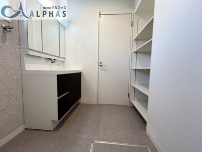 【脱衣所】 | 姫路市飾磨区細江　築浅一戸建て | 清潔感溢れるスタイリッシュなデザインの化粧洗面台♪大容量の可動棚収納があります♪