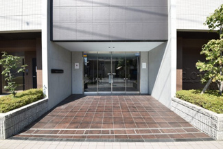 【エントランス】 | オートロックを備えた、マンションのエントランス。やはりセキュリティの観点は欠かすことができません。皆様を“安全”に送り出し、出迎えてくれます。～即日のご見学可能～　お問合せはお気軽にどうぞ。
