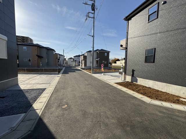 松戸市松飛台新築戸建（第３松飛台）の前面道路含む現地写真|中央開発道路・幅員約5ｍ