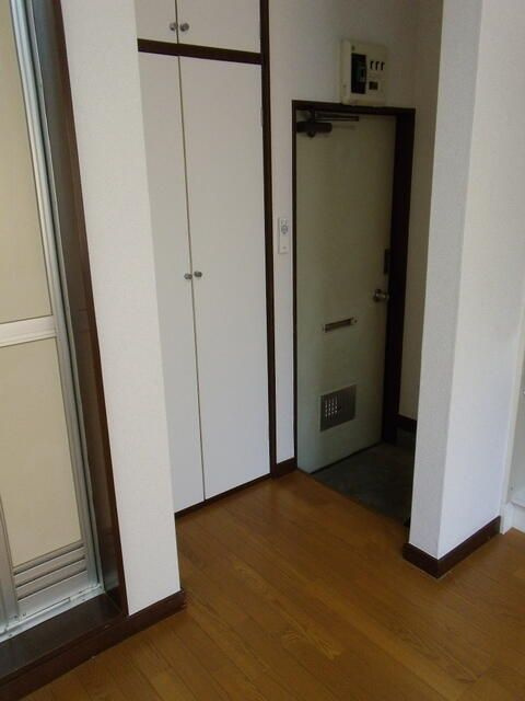 花井コーポの玄関