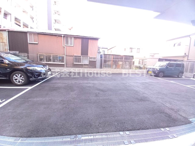 セレニテ兵庫エクラの駐車場