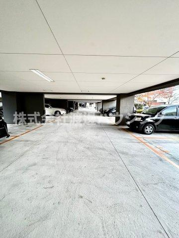 ハルフィー江坂の駐車場