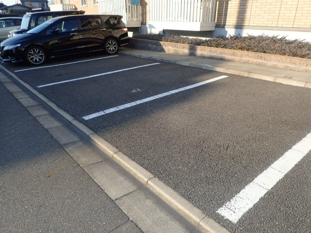 クレストヒルズBの駐車場
