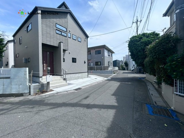 上尾市上　8期　新築戸建　ブルーミングガーデン　01の前面道路含む現地写真