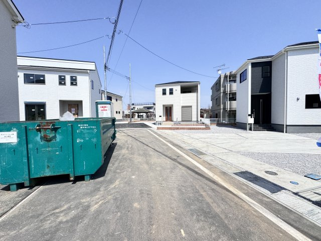 新築　藤岡市上戸塚第6　Liveie Garden.S　8号棟の前面道路含む現地写真|現地写真　西側接道幅員約6ｍ