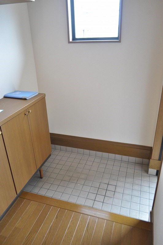 パセオ大住　車庫付きの玄関