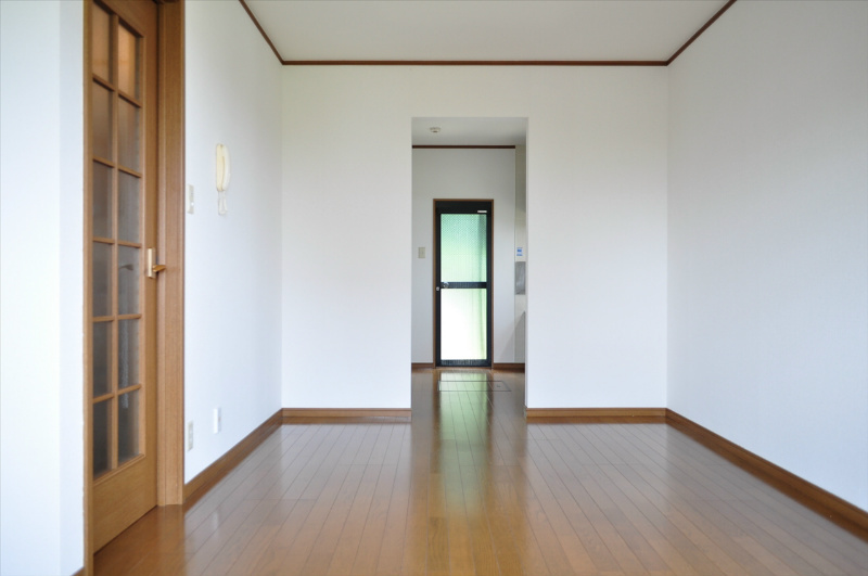 パセオ大住　車庫付きの居間・リビング