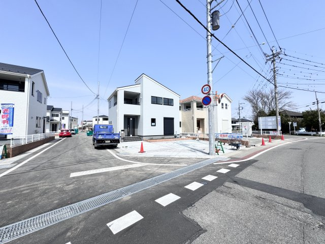 新築　藤岡市上戸塚第6　Liveie Garden.S　11号棟の前面道路含む現地写真|現地写真　西側接道幅員約6ｍ　南側接道幅員約6.7ｍ