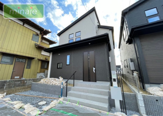 【外観】 | 販売現地　外観耐震等級3、地震に強いお家です♪
モダンなデザインが印象的な広々とした外観。閑静な住宅街に佇む魅力的な物件です。