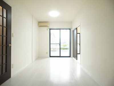 【居間・リビング】 | M＆MハイツB | 快適に過ごせるエアコンが付いています♪