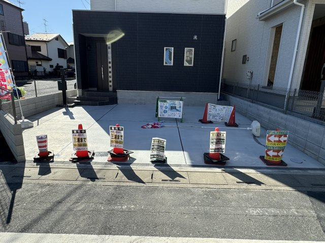 三郷市戸ケ崎３丁目新築戸建【戸ヶ崎小学校：5分】の駐車場|駐車スペース・並列2台駐車可
