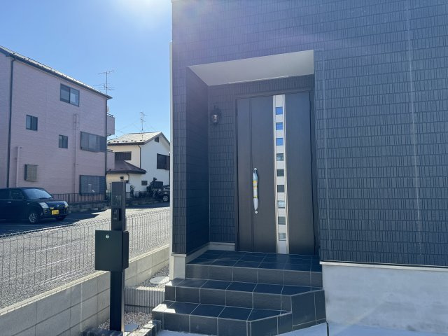 三郷市戸ケ崎３丁目新築戸建【戸ヶ崎小学校：5分】のエントランス|エントランス・玄関ポーチ