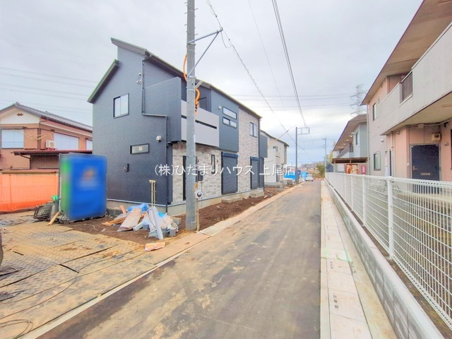 上尾市上　8期　新築一戸建て　ブルーミングガーデン　03の前面道路含む現地写真