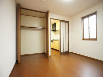 【収納】 | コモンズヴィラ | クローゼットのついた8帖の洋室です。