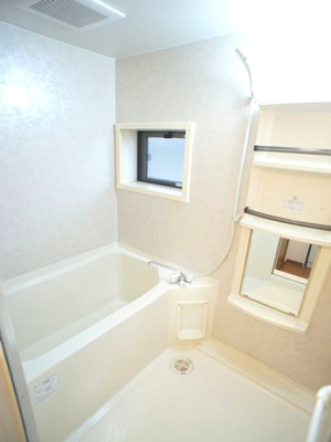 【浴室】 | コモンズヴィラ | 換気できる窓のある浴室です。