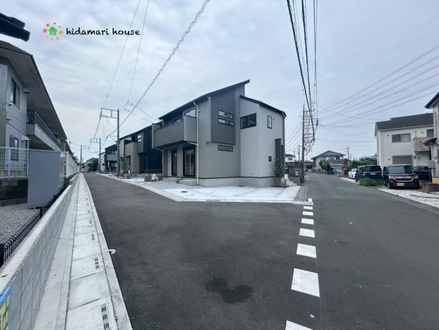 上尾市上8期　新築戸建　ブルーミングガーデン07の前面道路含む現地写真