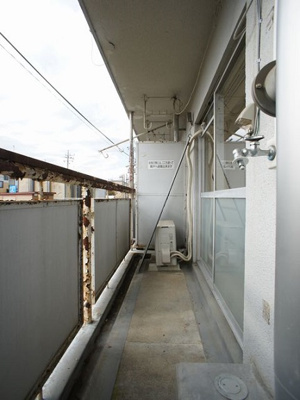 【バルコニー】 | ビレッジハウス奈良部1号棟 | バルコニーに洗濯機置き場があります。