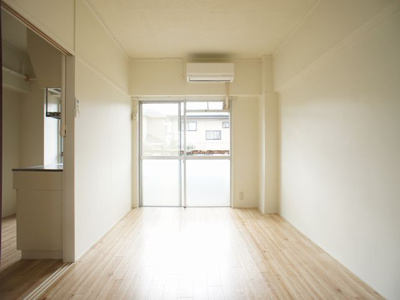 【居間・リビング】 | ビレッジハウス奈良部1号棟 | 快適に過ごせるエアコンが付いています♪