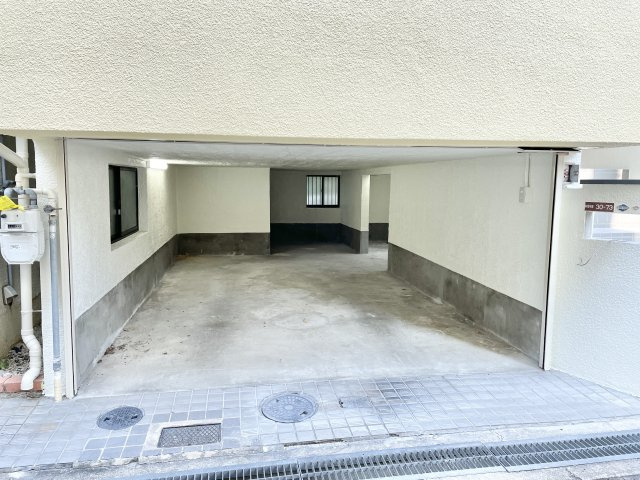 枚方市村野本町　中古一戸建ての駐車場|駐車場があります