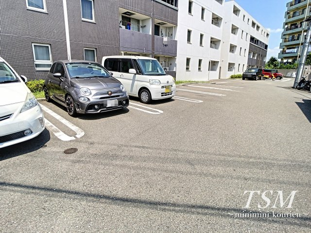 グラン　ヴィオレⅠの駐車場