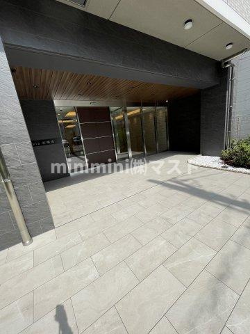 Alivis北梅田のエントランス