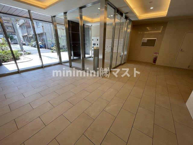 Alivis北梅田のロビー