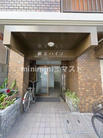銀玉ハイツのエントランス