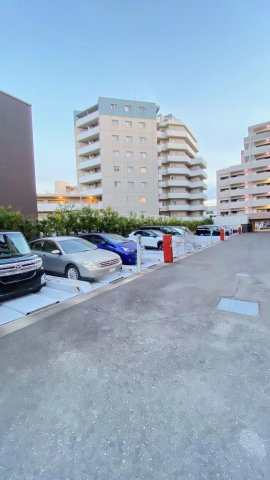アルス西宮北口の駐車場