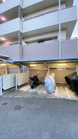 アルス西宮北口の駐車場