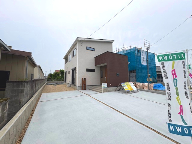 上里町忍保（全2棟)2号棟の外観|隣地との距離も保ちながらも綺麗な街並みに溶け込みました！
駐車スペースやお庭も十分に確保しています！