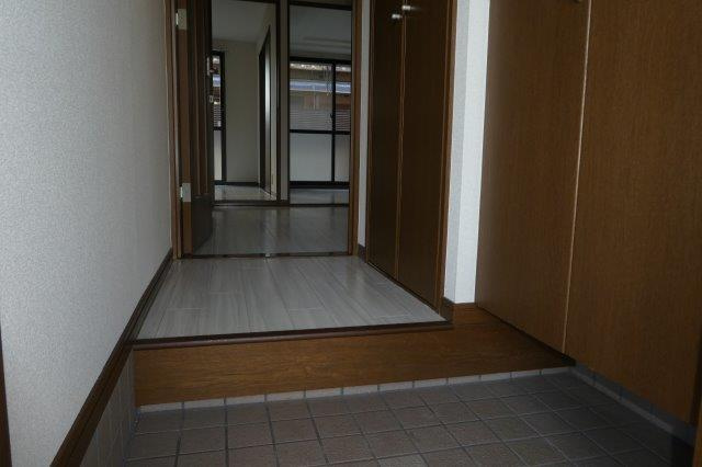 ロイヤルハイツ692の玄関
