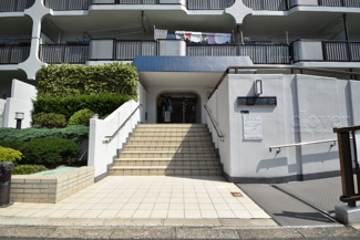 【エントランス】 | お客様を、そして住人を出迎えてくれるマンションのエントランス。ゴミが落ちていないことからも、管理状態の良さや住民の節度の高さが見て取れます。～即日のご見学可能～　お問合せはお気軽にどうぞ。

