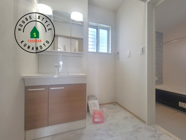 熊本市西区池田2丁目第3-5棟（3号棟）の脱衣所|ゆとりの洗面スペースで朝の身支度もスムーズに。暮らしを快適に変えるシャワー付洗面台です！