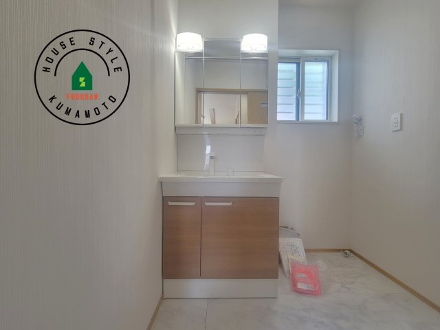 熊本市西区池田2丁目第3-5棟（3号棟）の独立洗面台|毎日使うものだから清潔な空間を保ちたい水回り。洗面にはそんな願いを解消させてくれる収納アイデアが満載です。三面鏡の裏側にはキャビネットが現れ小物から背の高い物まで収納できます。