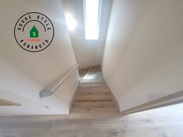 熊本市西区池田2丁目第3-5棟（3号棟）の内装|＜手すり付階段＞手すりがないと階段の昇り降りで危険なことはもちろん、壁に手をつきながら歩くことで壁紙が汚れやすくなります。すべての方に快適に昇り降りしていただくため、手すりを設置しました。