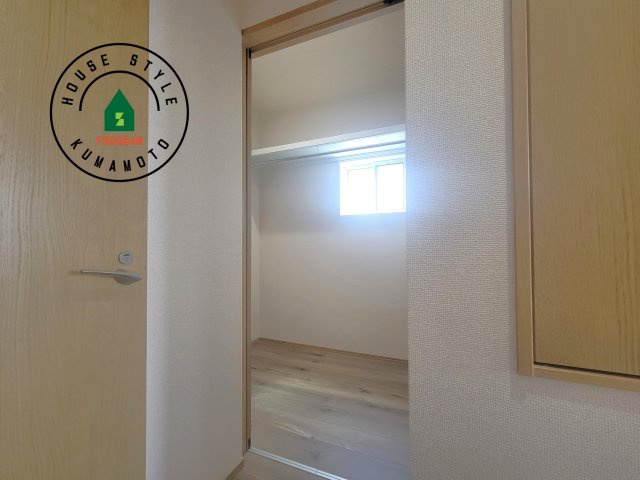 熊本市西区池田2丁目第3-5棟（3号棟）の収納|洋服や大きな荷物が多い方や人数の多いご家族などは、一般的なクローゼットよりもウォークインクローゼットのほうが使い勝手が良いです。