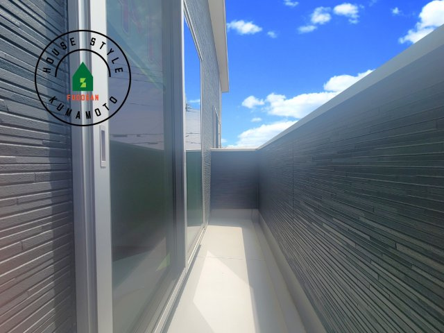 熊本市西区池田2丁目第3-5棟（3号棟）のバルコニー|風をしっかりと感じられるバルコニーでは、毎日が洗濯日和です。広々としているので洗濯も楽しくなるでしょうし、気分転換にバルコニーからの眺めを楽しむのもいいでしょう。