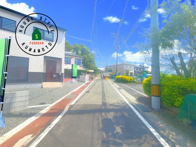 熊本市西区池田2丁目第3-5棟（3号棟）の前面道路含む現地写真|前面道路は閑静な住宅地をはしる車通りの少ない道路。お車の出し入れが苦手なママや小さなお子様にも安心ですね。しっかり舗装もされているので、ベビーカーや自転車で通っても快適に通行できます。前面道路です。