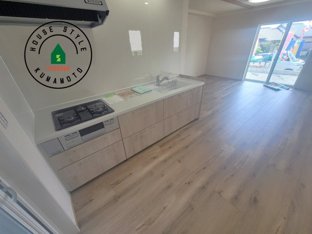 熊本市西区池田2丁目第3-5棟（3号棟）のキッチン|ダイニングテーブルへの配膳がラクラク、お料理はかどるカウンター付きシステムキッチン！