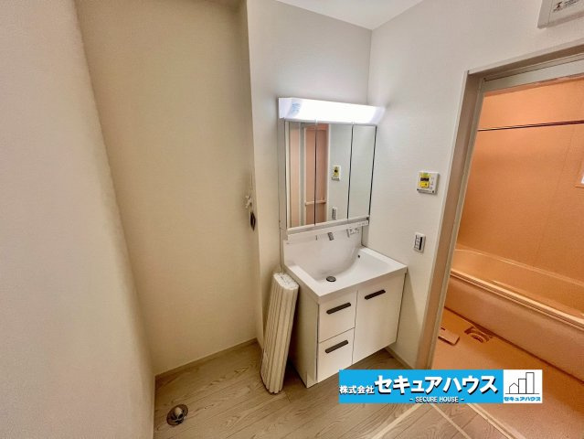 【今からご案内可能】豊明市阿野町1期 全9棟 4号棟（月々80,000円台～）の独立洗面台|■洗面台・洗面所
収納スペースもバッチリなこちらの洗面台。忙しい朝の時間にお役立ち！化粧品やヘアケア用品など細かな物も鏡の裏に見えない収納可能です♪